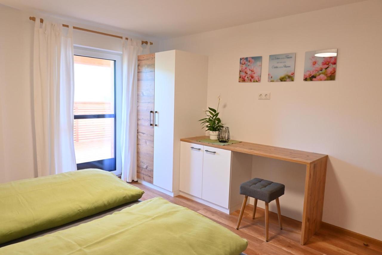 Apartamento Biohof Auinger, Der Tiererlebnishof Aurach am Hongar Exterior foto