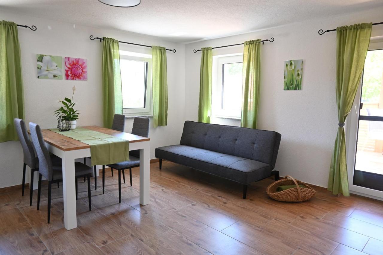 Apartamento Biohof Auinger, Der Tiererlebnishof Aurach am Hongar Exterior foto
